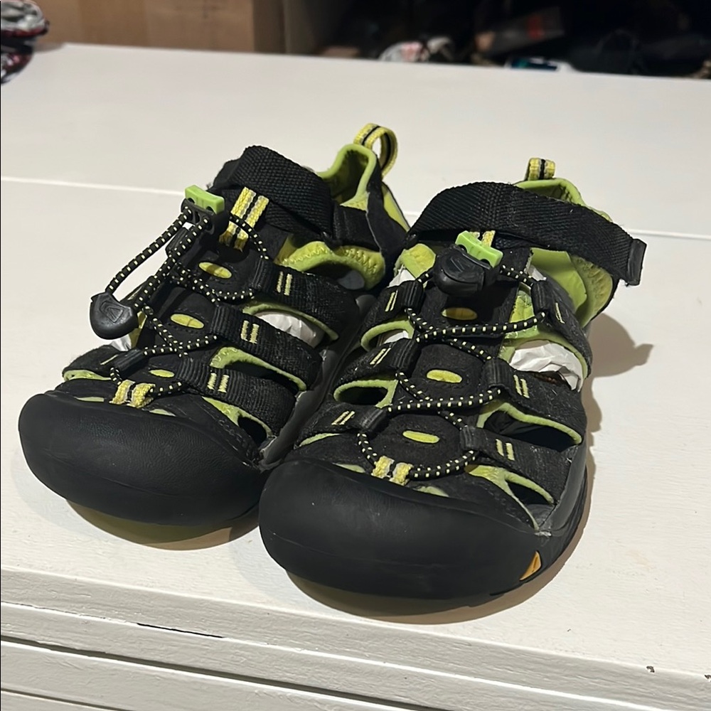 Kids Outdoor Adventure Sandals - Black and Green unisex size 5